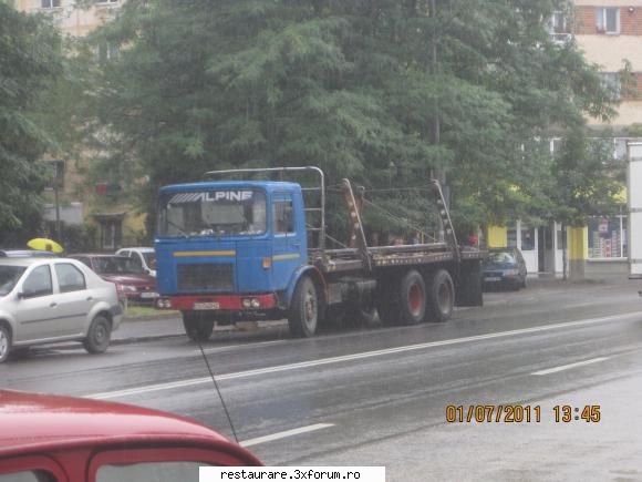 un peridoc prin ploaie
vad des acest camion trecand pe cale poze
