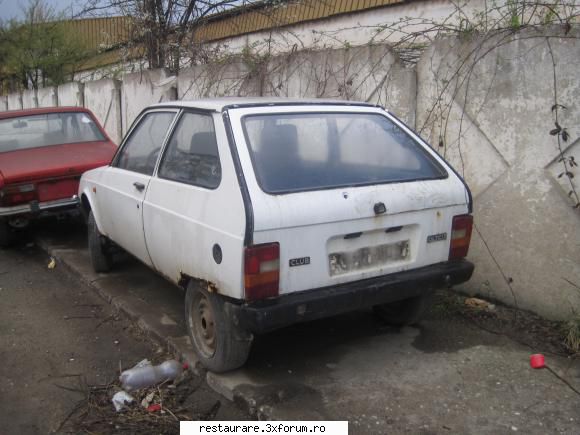 Poze cu Oltcit-uri - un Oltcit necajit, asteptand la coada sa intre in - OLTCIT