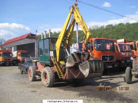 poze - un TIH 445 (Tractor Incarcator Hidraulic) - TRACTORUL