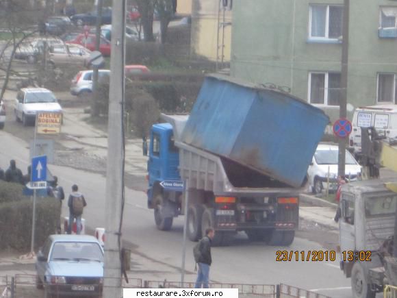 poze - raba transportand o baraca, urmata de un roman cu - ROMAN
