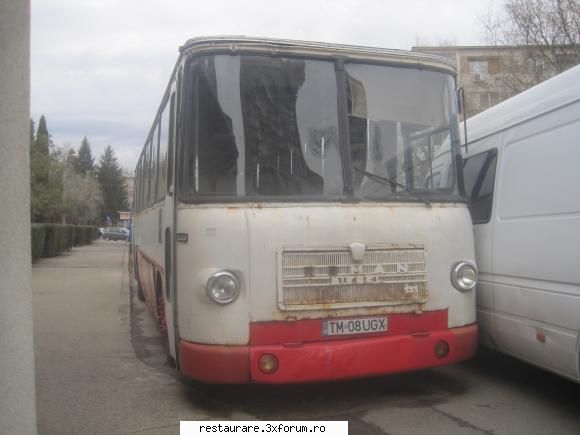 poze - un roman 111 abandonat in fata la un complex - ROCAR