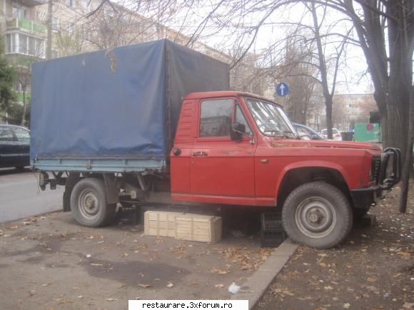 poze aro - camioneta aro cu prelata, langa o piata din tm pe - ARO